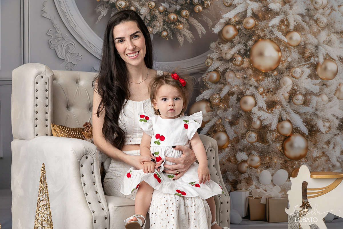 cenario-de-natal-fundo-fotografico-de-natal-retratos-de-natal-arvore-de-natal-tendencias-2023-brinquedos-de-natal-natal-em-familia-ideia-de-cenario-fotografico-de-natal-estudio-fotografico-em-barbacena-ensaio-de-natal-2023-isabela-lobato-fotografia