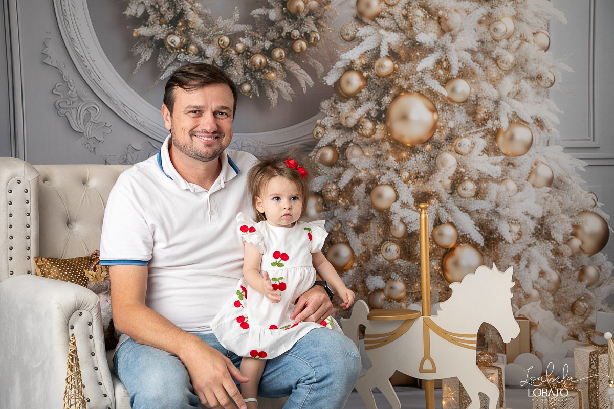cenario-de-natal-fundo-fotografico-de-natal-retratos-de-natal-arvore-de-natal-tendencias-2023-brinquedos-de-natal-natal-em-familia-ideia-de-cenario-fotografico-de-natal-estudio-fotografico-em-barbacena-ensaio-de-natal-2023-isabela-lobato-fotografia
