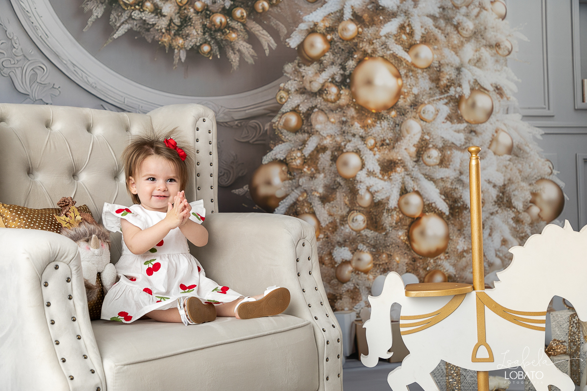 cenario-de-natal-fundo-fotografico-de-natal-retratos-de-natal-arvore-de-natal-tendencias-2023-brinquedos-de-natal-natal-em-familia-ideia-de-cenario-fotografico-de-natal-estudio-fotografico-em-barbacena-ensaio-de-natal-2023-isabela-lobato-fotografia