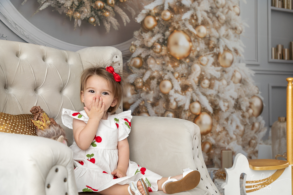 cenario-de-natal-fundo-fotografico-de-natal-retratos-de-natal-arvore-de-natal-tendencias-2023-brinquedos-de-natal-natal-em-familia-ideia-de-cenario-fotografico-de-natal-estudio-fotografico-em-barbacena-ensaio-de-natal-2023-isabela-lobato-fotografia