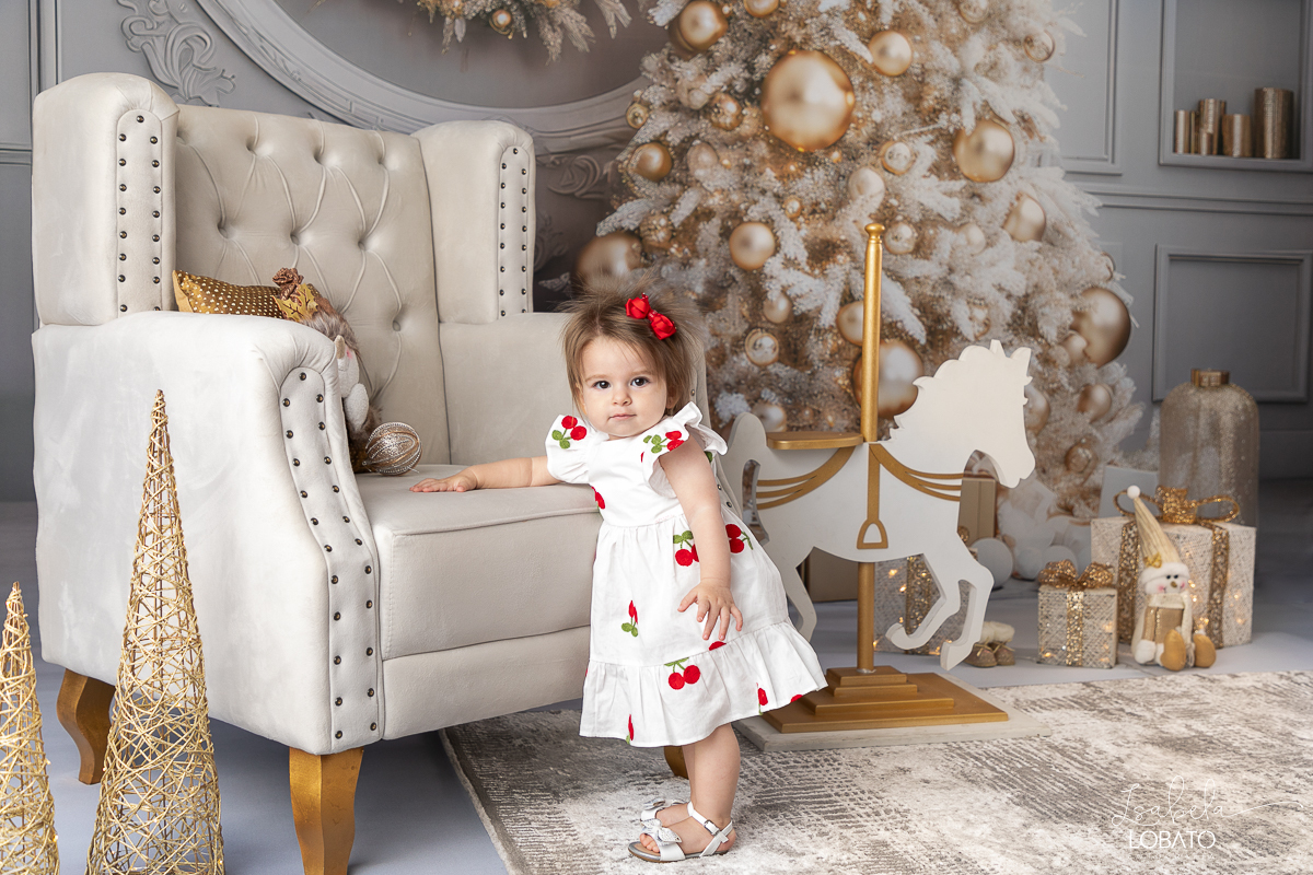 cenario-de-natal-fundo-fotografico-de-natal-retratos-de-natal-arvore-de-natal-tendencias-2023-brinquedos-de-natal-natal-em-familia-ideia-de-cenario-fotografico-de-natal-estudio-fotografico-em-barbacena-ensaio-de-natal-2023-isabela-lobato-fotografia