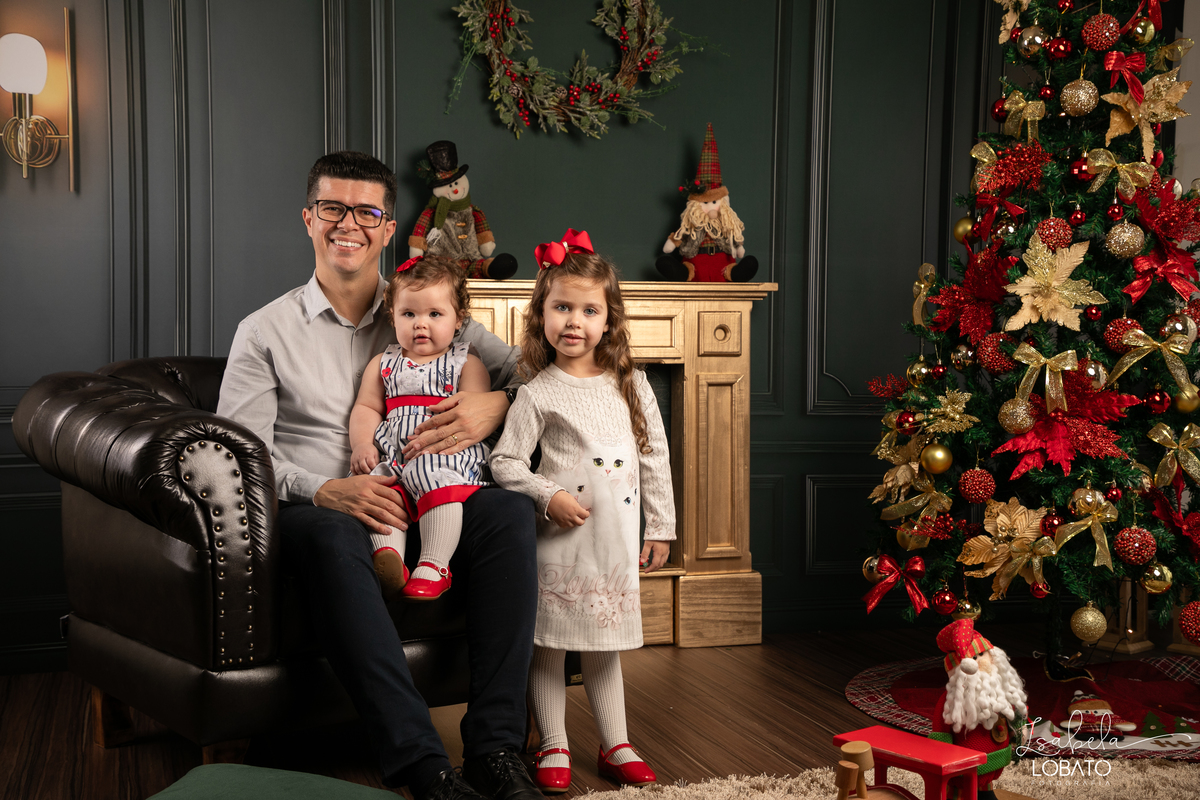 cenario-de-natal-fundo-fotografico-de-natal-retratos-de-natal-arvore-de-natal-tendencias-2023-brinquedos-de-natal-natal-em-familia-ideia-de-cenario-fotografico-de-natal-estudio-fotografico-em-barbacena-ensaio-de-natal-2023-isabela-lobato-fotografia