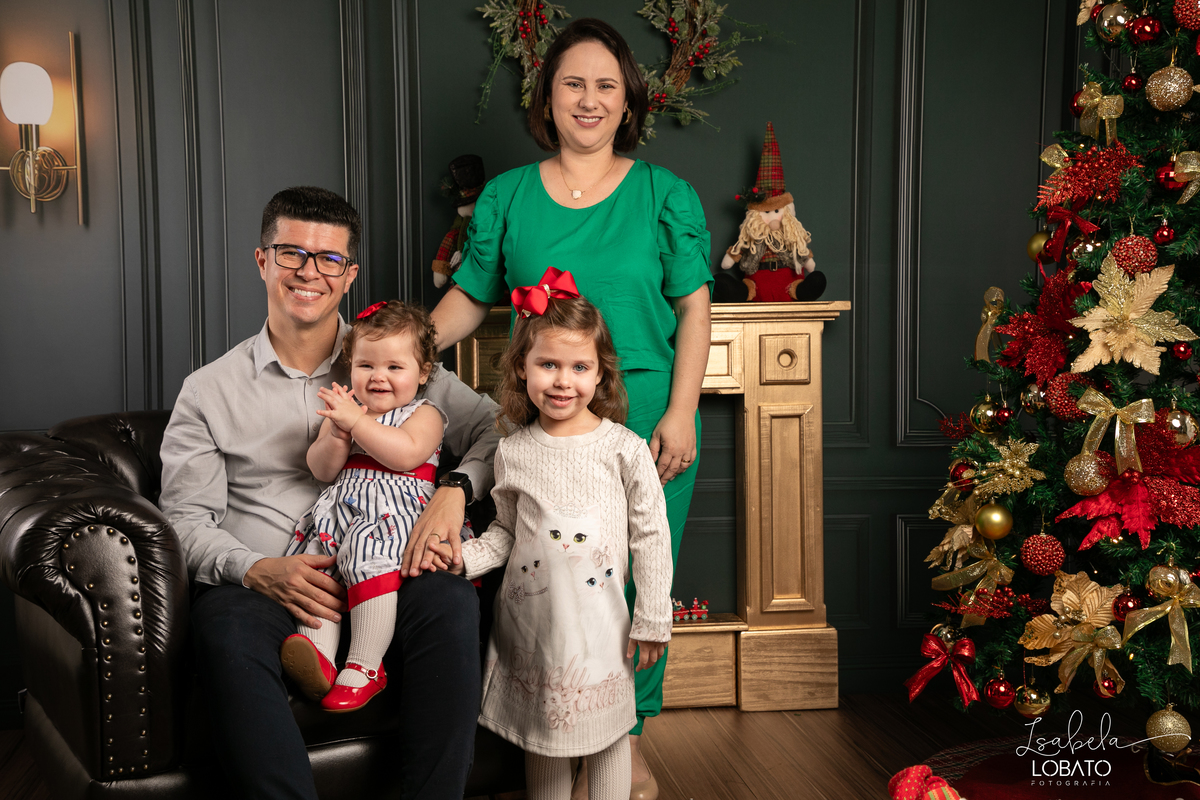 cenario-de-natal-fundo-fotografico-de-natal-retratos-de-natal-arvore-de-natal-tendencias-2023-brinquedos-de-natal-natal-em-familia-ideia-de-cenario-fotografico-de-natal-estudio-fotografico-em-barbacena-ensaio-de-natal-2023-isabela-lobato-fotografia