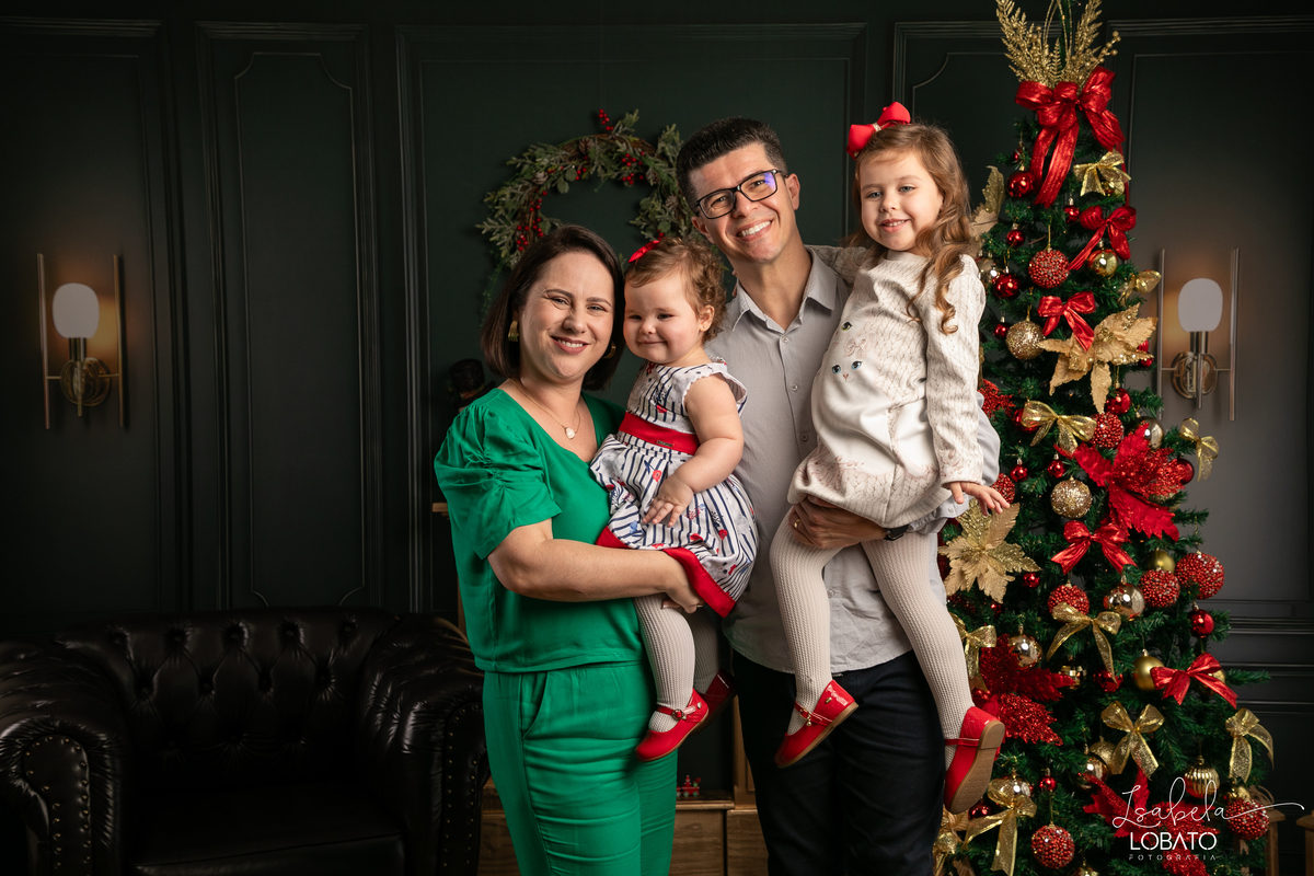 cenario-de-natal-fundo-fotografico-de-natal-retratos-de-natal-arvore-de-natal-tendencias-2023-brinquedos-de-natal-natal-em-familia-ideia-de-cenario-fotografico-de-natal-estudio-fotografico-em-barbacena-ensaio-de-natal-2023-isabela-lobato-fotografia