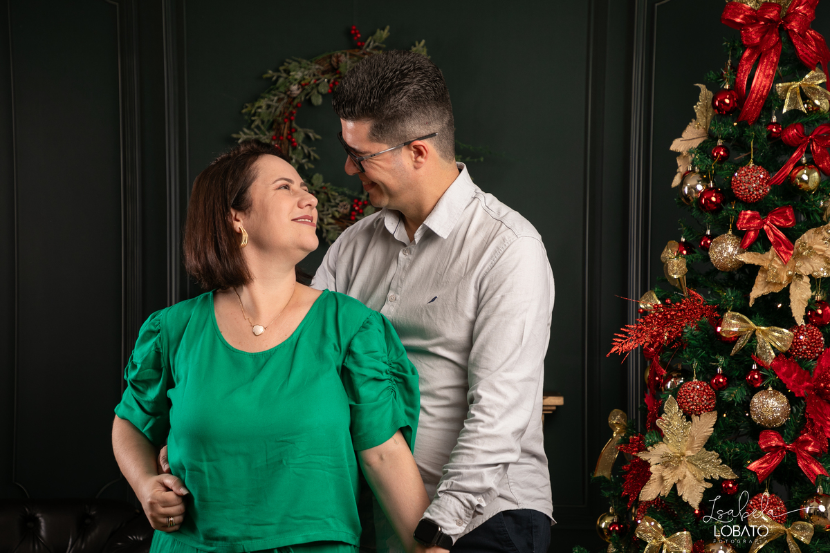 cenario-de-natal-fundo-fotografico-de-natal-retratos-de-natal-arvore-de-natal-tendencias-2023-brinquedos-de-natal-natal-em-familia-ideia-de-cenario-fotografico-de-natal-estudio-fotografico-em-barbacena-ensaio-de-natal-2023-isabela-lobato-fotografia