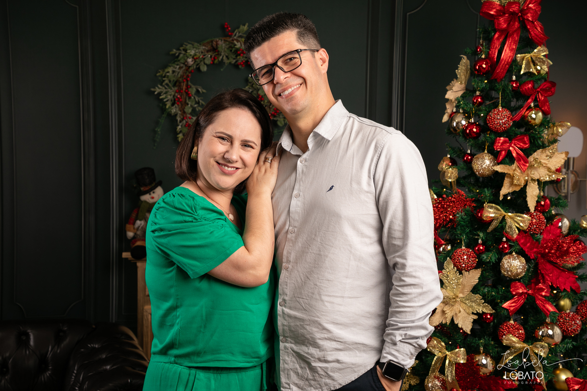 cenario-de-natal-fundo-fotografico-de-natal-retratos-de-natal-arvore-de-natal-tendencias-2023-brinquedos-de-natal-natal-em-familia-ideia-de-cenario-fotografico-de-natal-estudio-fotografico-em-barbacena-ensaio-de-natal-2023-isabela-lobato-fotografia
