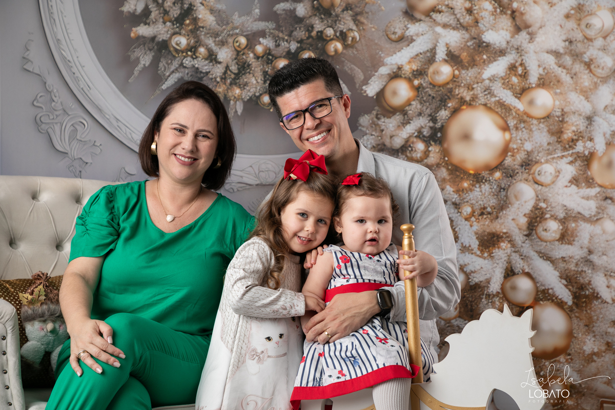 cenario-de-natal-fundo-fotografico-de-natal-retratos-de-natal-arvore-de-natal-tendencias-2023-brinquedos-de-natal-natal-em-familia-ideia-de-cenario-fotografico-de-natal-estudio-fotografico-em-barbacena-ensaio-de-natal-2023-isabela-lobato-fotografia