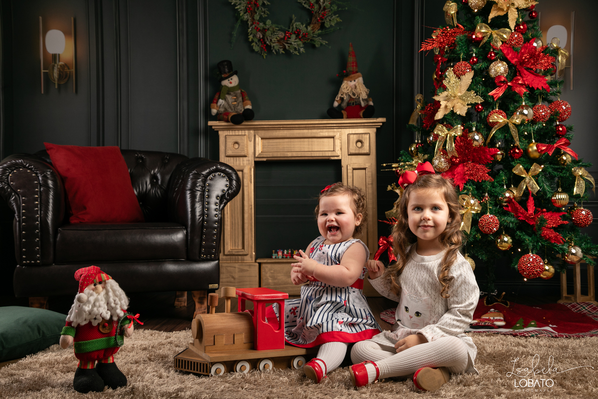 cenario-de-natal-fundo-fotografico-de-natal-retratos-de-natal-arvore-de-natal-tendencias-2023-brinquedos-de-natal-natal-em-familia-ideia-de-cenario-fotografico-de-natal-estudio-fotografico-em-barbacena-ensaio-de-natal-2023-isabela-lobato-fotografia