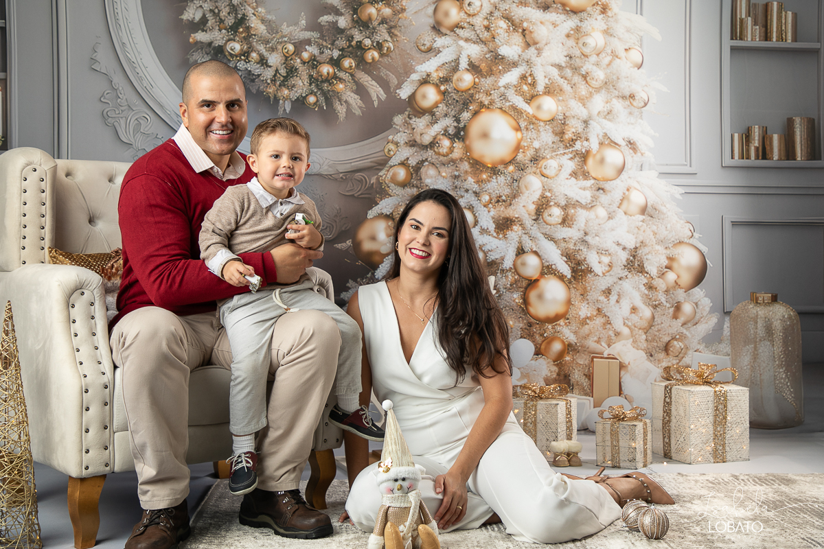 cenario-de-natal-fundo-fotografico-de-natal-retratos-de-natal-arvore-de-natal-tendencias-2023-brinquedos-de-natal-natal-em-familia-ideia-de-cenario-fotografico-de-natal-estudio-fotografico-em-barbacena-ensaio-de-natal-2023-isabela-lobato-fotografia