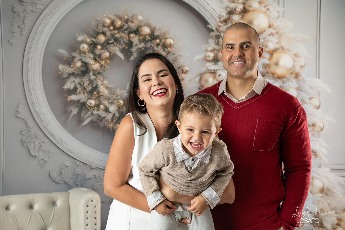 cenario-de-natal-fundo-fotografico-de-natal-retratos-de-natal-arvore-de-natal-tendencias-2023-brinquedos-de-natal-natal-em-familia-ideia-de-cenario-fotografico-de-natal-estudio-fotografico-em-barbacena-ensaio-de-natal-2023-isabela-lobato-fotografia