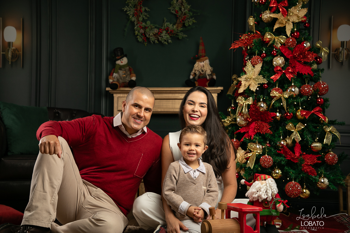 cenario-de-natal-fundo-fotografico-de-natal-retratos-de-natal-arvore-de-natal-tendencias-2023-brinquedos-de-natal-natal-em-familia-ideia-de-cenario-fotografico-de-natal-estudio-fotografico-em-barbacena-ensaio-de-natal-2023-isabela-lobato-fotografia