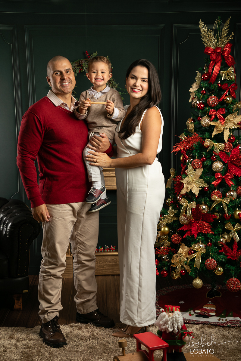 cenario-de-natal-fundo-fotografico-de-natal-retratos-de-natal-arvore-de-natal-tendencias-2023-brinquedos-de-natal-natal-em-familia-ideia-de-cenario-fotografico-de-natal-estudio-fotografico-em-barbacena-ensaio-de-natal-2023-isabela-lobato-fotografia