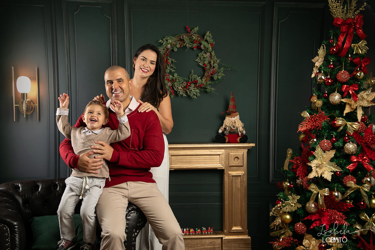 cenario-de-natal-fundo-fotografico-de-natal-retratos-de-natal-arvore-de-natal-tendencias-2023-brinquedos-de-natal-natal-em-familia-ideia-de-cenario-fotografico-de-natal-estudio-fotografico-em-barbacena-ensaio-de-natal-2023-isabela-lobato-fotografia