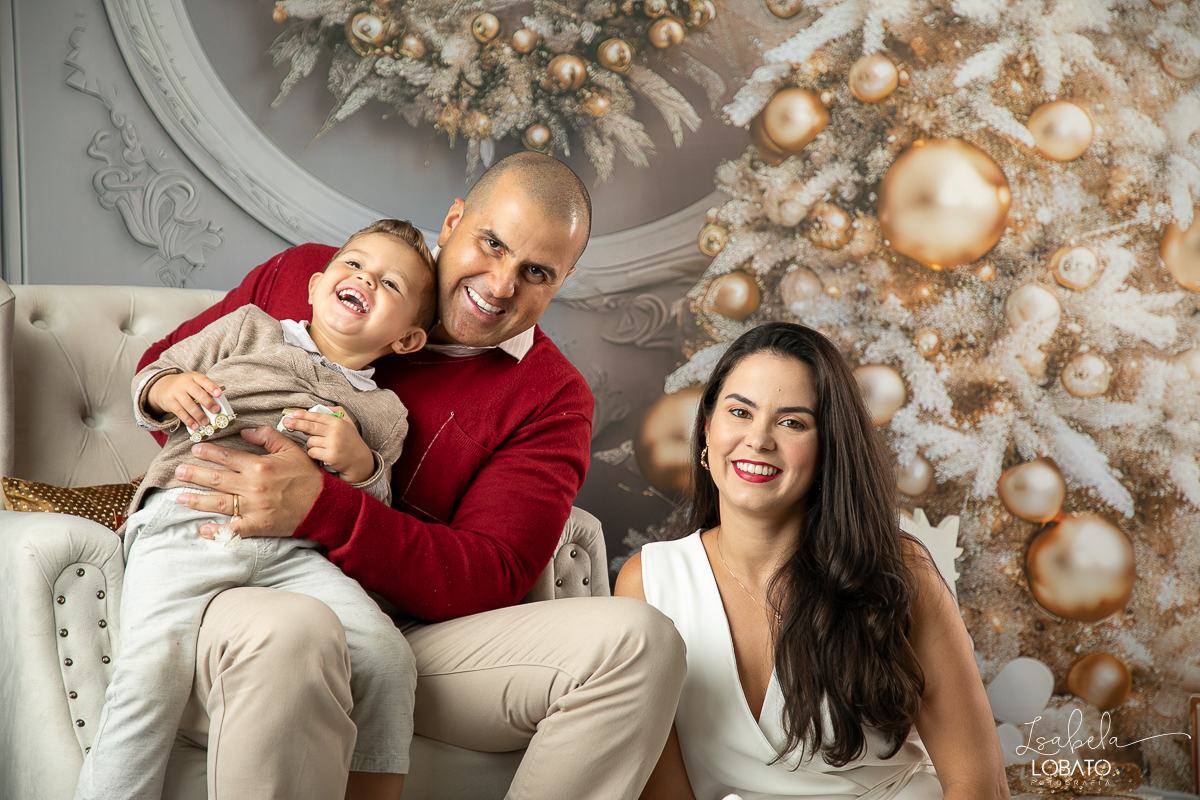 cenario-de-natal-fundo-fotografico-de-natal-retratos-de-natal-arvore-de-natal-tendencias-2023-brinquedos-de-natal-natal-em-familia-ideia-de-cenario-fotografico-de-natal-estudio-fotografico-em-barbacena-ensaio-de-natal-2023-isabela-lobato-fotografiacenario
