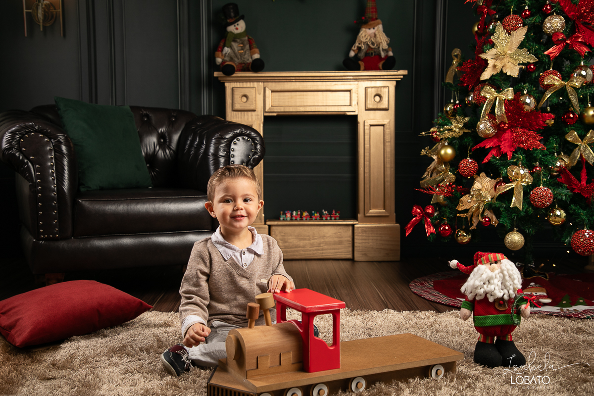 cenario-de-natal-fundo-fotografico-de-natal-retratos-de-natal-arvore-de-natal-tendencias-2023-brinquedos-de-natal-natal-em-familia-ideia-de-cenario-fotografico-de-natal-estudio-fotografico-em-barbacena-ensaio-de-natal-2023-isabela-lobato-fotografia