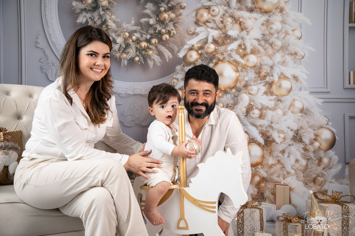 cenario-de-natal-fundo-fotografico-de-natal-retratos-de-natal-arvore-de-natal-tendencias-2023-brinquedos-de-natal-natal-em-familia-ideia-de-cenario-fotografico-de-natal-estudio-fotografico-em-barbacena-ensaio-de-natal-2023-isabela-lobato-fotografia