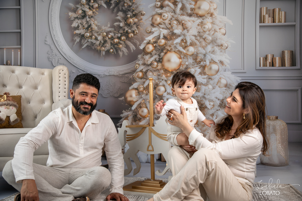 cenario-de-natal-fundo-fotografico-de-natal-retratos-de-natal-arvore-de-natal-tendencias-2023-brinquedos-de-natal-natal-em-familia-ideia-de-cenario-fotografico-de-natal-estudio-fotografico-em-barbacena-ensaio-de-natal-2023-isabela-lobato-fotografia