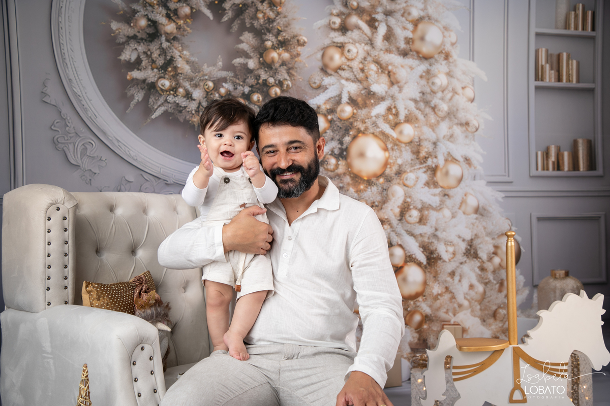 cenario-de-natal-fundo-fotografico-de-natal-retratos-de-natal-arvore-de-natal-tendencias-2023-brinquedos-de-natal-natal-em-familia-ideia-de-cenario-fotografico-de-natal-estudio-fotografico-em-barbacena-ensaio-de-natal-2023-isabela-lobato-fotografia