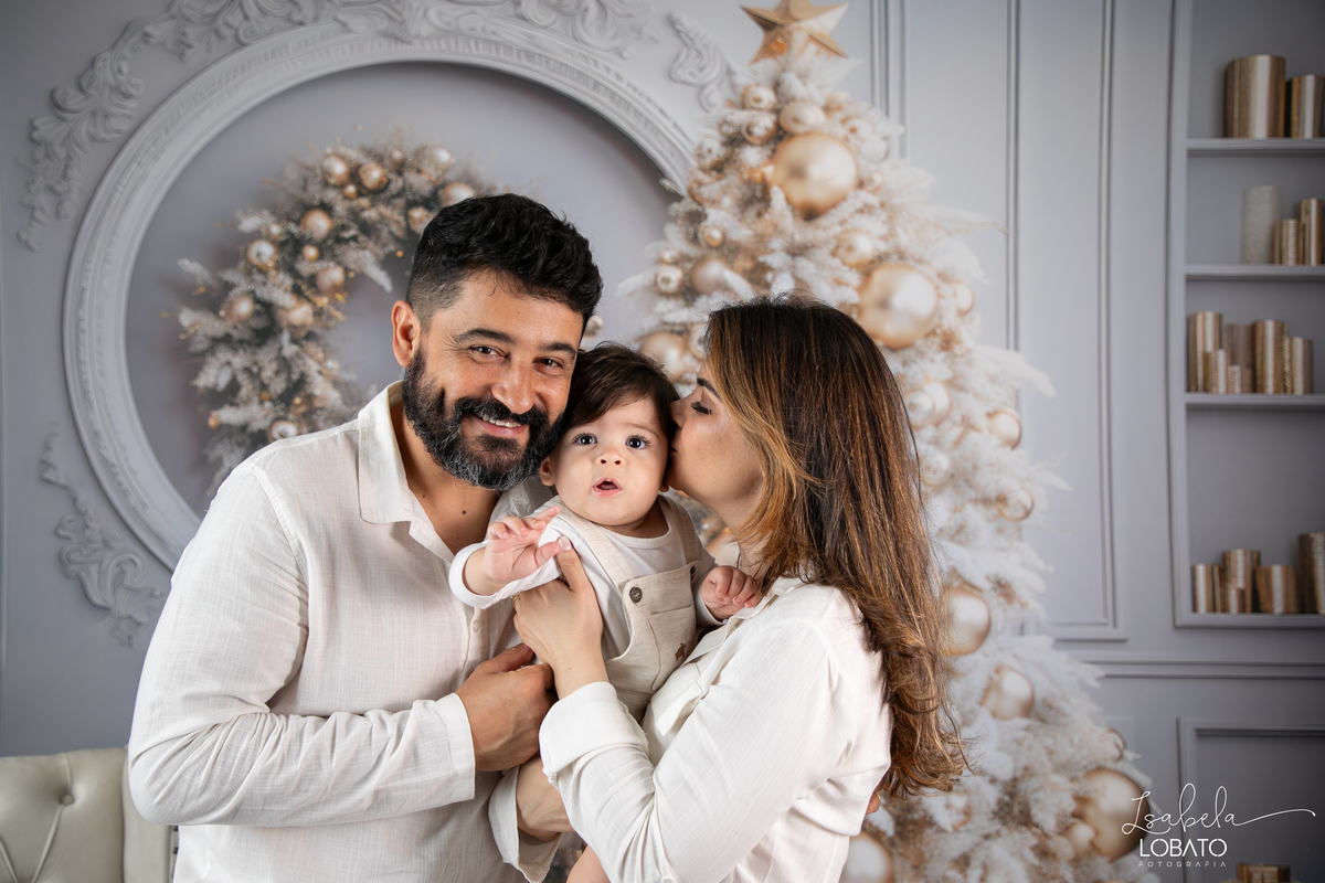 cenario-de-natal-fundo-fotografico-de-natal-retratos-de-natal-arvore-de-natal-tendencias-2023-brinquedos-de-natal-natal-em-familia-ideia-de-cenario-fotografico-de-natal-estudio-fotografico-em-barbacena-ensaio-de-natal-2023-isabela-lobato-fotografia