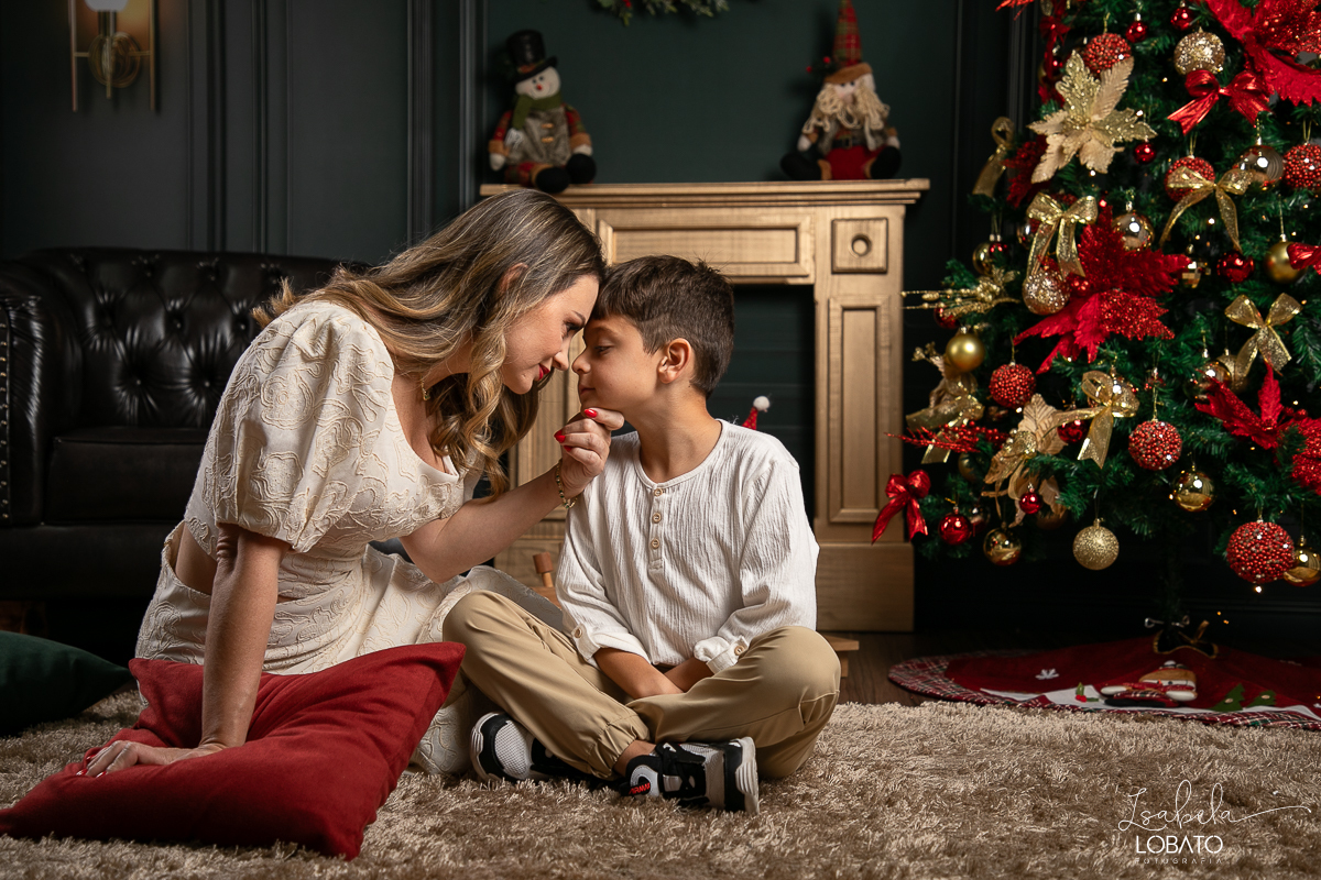 cenario-de-natal-fundo-fotografico-de-natal-retratos-de-natal-arvore-de-natal-tendencias-2023-brinquedos-de-natal-natal-em-familia-ideia-de-cenario-fotografico-de-natal-estudio-fotografico-em-barbacena-ensaio-de-natal-2023-isabela-lobato-fotografia