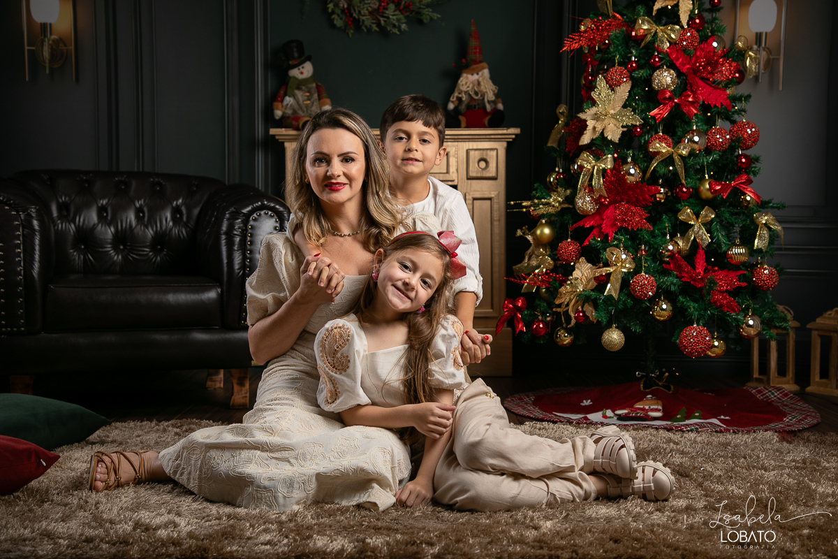 cenario-de-natal-fundo-fotografico-de-natal-retratos-de-natal-arvore-de-natal-tendencias-2023-brinquedos-de-natal-natal-em-familia-ideia-de-cenario-fotografico-de-natal-estudio-fotografico-em-barbacena-ensaio-de-natal-2023-isabela-lobato-fotografia