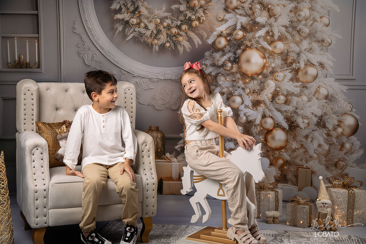 cenario-de-natal-fundo-fotografico-de-natal-retratos-de-natal-arvore-de-natal-tendencias-2023-brinquedos-de-natal-natal-em-familia-ideia-de-cenario-fotografico-de-natal-estudio-fotografico-em-barbacena-ensaio-de-natal-2023-isabela-lobato-fotografia