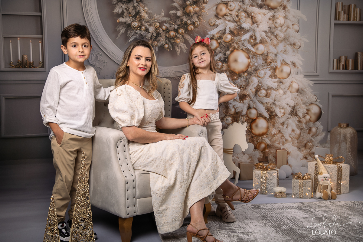 cenario-de-natal-fundo-fotografico-de-natal-retratos-de-natal-arvore-de-natal-tendencias-2023-brinquedos-de-natal-natal-em-familia-ideia-de-cenario-fotografico-de-natal-estudio-fotografico-em-barbacena-ensaio-de-natal-2023-isabela-lobato-fotografia