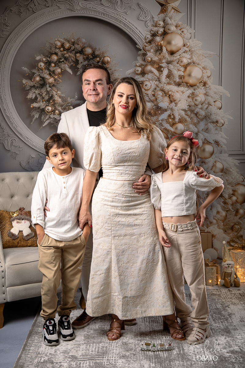 cenario-de-natal-fundo-fotografico-de-natal-retratos-de-natal-arvore-de-natal-tendencias-2023-brinquedos-de-natal-natal-em-familia-ideia-de-cenario-fotografico-de-natal-estudio-fotografico-em-barbacena-ensaio-de-natal-2023-isabela-lobato-fotografia