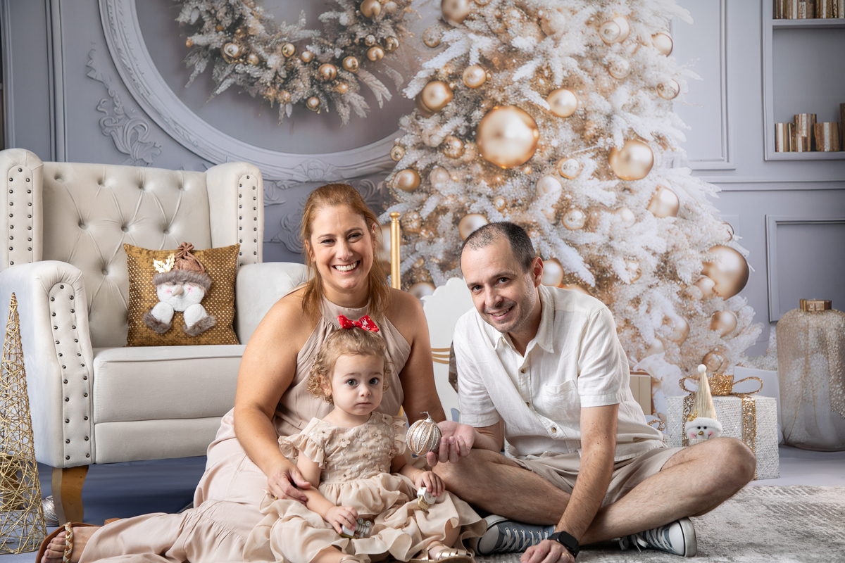 cenario-de-natal-fundo-fotografico-de-natal-retratos-de-natal-arvore-de-natal-tendencias-2023-brinquedos-de-natal-natal-em-familia-ideia-de-cenario-fotografico-de-natal-estudio-fotografico-em-barbacena-ensaio-de-natal-2023-isabela-lobato-fotografia