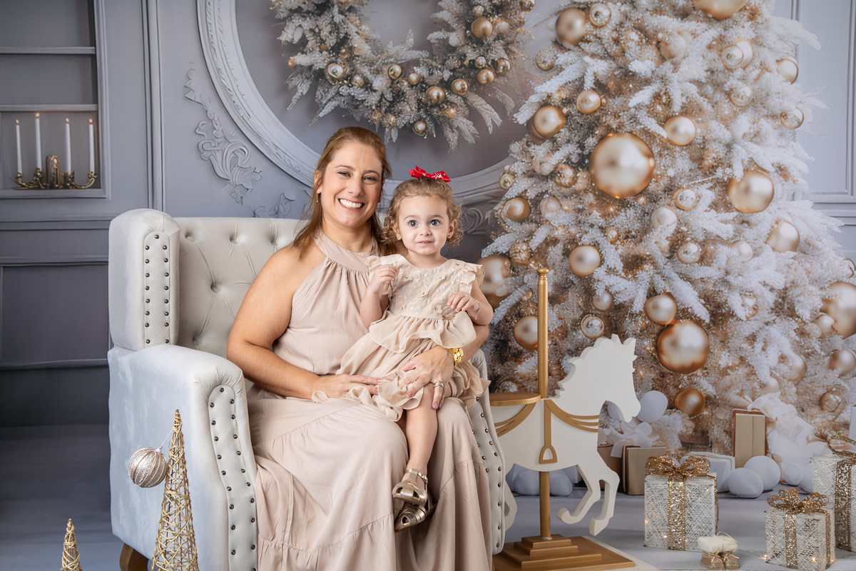 cenario-de-natal-fundo-fotografico-de-natal-retratos-de-natal-arvore-de-natal-tendencias-2023-brinquedos-de-natal-natal-em-familia-ideia-de-cenario-fotografico-de-natal-estudio-fotografico-em-barbacena-ensaio-de-natal-2023-isabela-lobato-fotografia