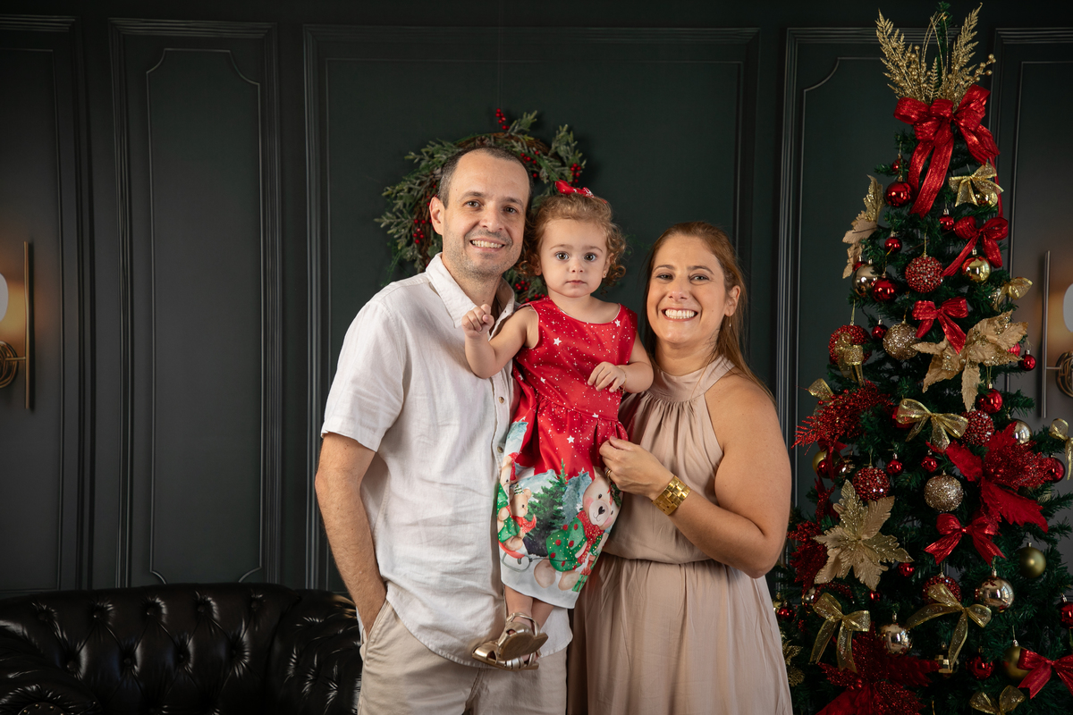 cenario-de-natal-fundo-fotografico-de-natal-retratos-de-natal-arvore-de-natal-tendencias-2023-brinquedos-de-natal-natal-em-familia-ideia-de-cenario-fotografico-de-natal-estudio-fotografico-em-barbacena-ensaio-de-natal-2023-isabela-lobato-fotografia
