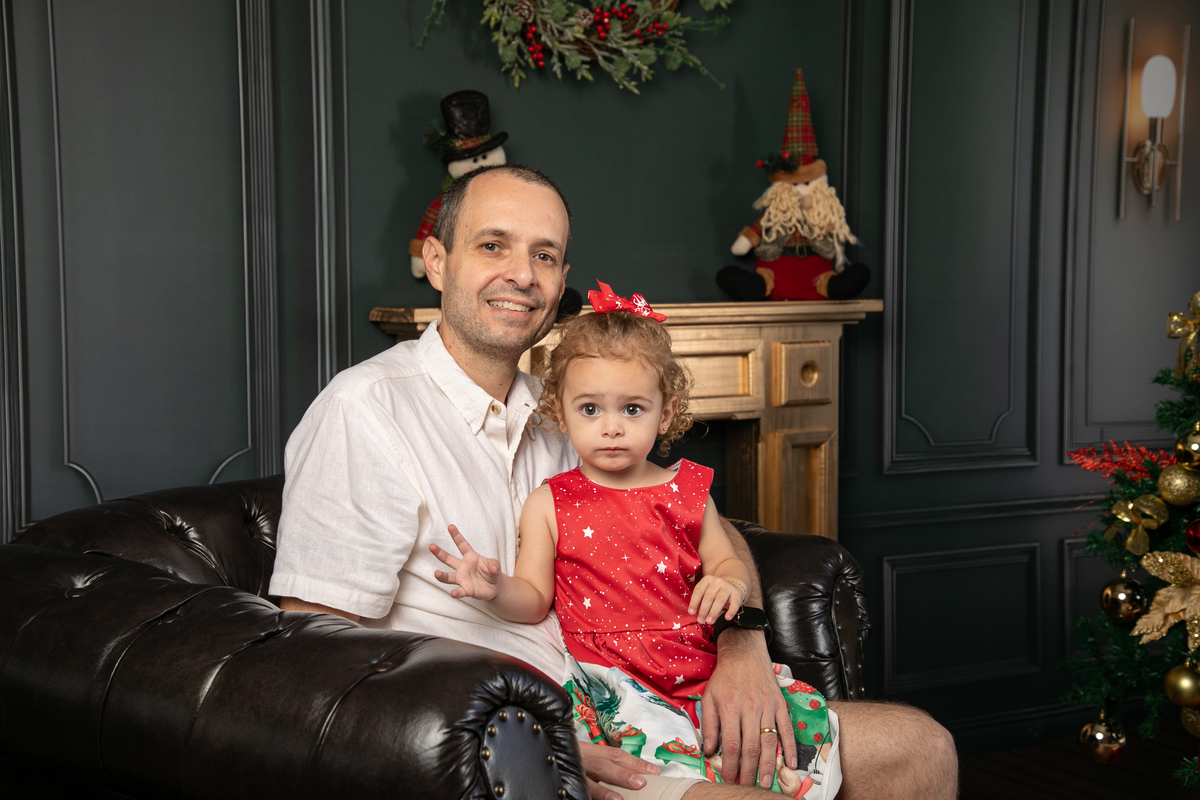 cenario-de-natal-fundo-fotografico-de-natal-retratos-de-natal-arvore-de-natal-tendencias-2023-brinquedos-de-natal-natal-em-familia-ideia-de-cenario-fotografico-de-natal-estudio-fotografico-em-barbacena-ensaio-de-natal-2023-isabela-lobato-fotografia