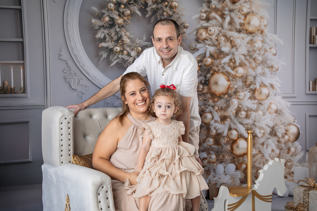 cenario-de-natal-fundo-fotografico-de-natal-retratos-de-natal-arvore-de-natal-tendencias-2023-brinquedos-de-natal-natal-em-familia-ideia-de-cenario-fotografico-de-natal-estudio-fotografico-em-barbacena-ensaio-de-natal-2023-isabela-lobato-fotografia