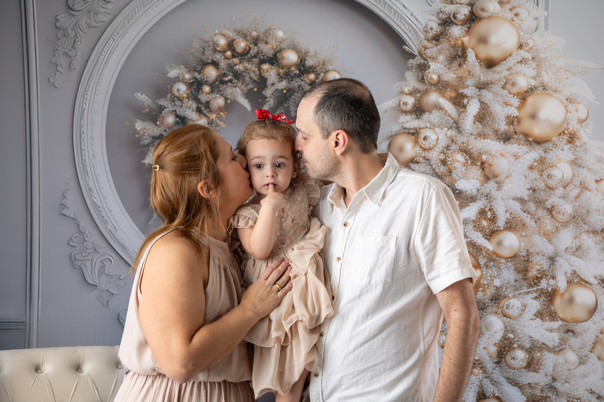cenario-de-natal-fundo-fotografico-de-natal-retratos-de-natal-arvore-de-natal-tendencias-2023-brinquedos-de-natal-natal-em-familia-ideia-de-cenario-fotografico-de-natal-estudio-fotografico-em-barbacena-ensaio-de-natal-2023-isabela-lobato-fotografia
