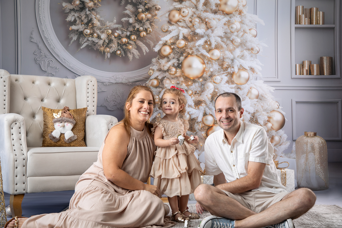 cenario-de-natal-fundo-fotografico-de-natal-retratos-de-natal-arvore-de-natal-tendencias-2023-brinquedos-de-natal-natal-em-familia-ideia-de-cenario-fotografico-de-natal-estudio-fotografico-em-barbacena-ensaio-de-natal-2023-isabela-lobato-fotografia
