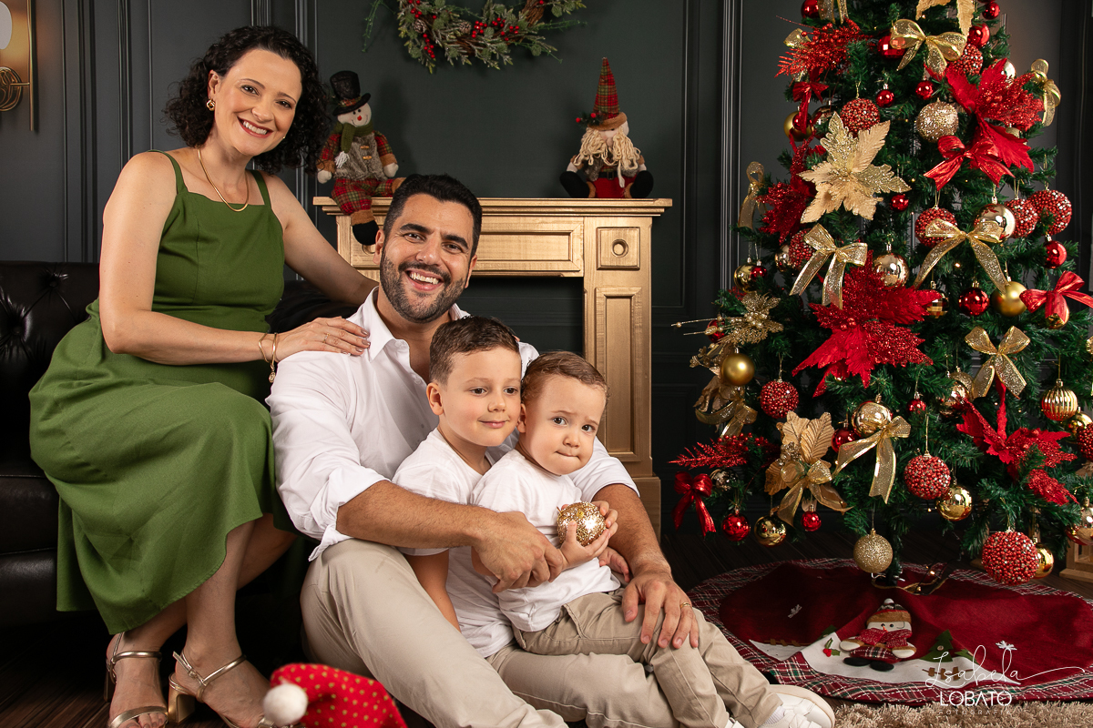 cenario-de-natal-fundo-fotografico-de-natal-retratos-de-natal-arvore-de-natal-tendencias-2023-brinquedos-de-natal-natal-em-familia-ideia-de-cenario-fotografico-de-natal-estudio-fotografico-em-barbacena-ensaio-de-natal-2023-isabela-lobato-fotografia