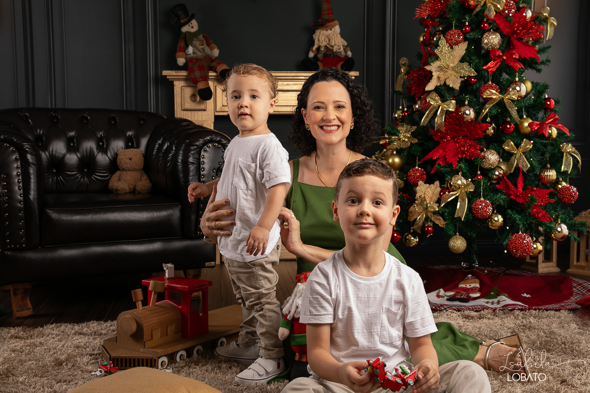 cenario-de-natal-fundo-fotografico-de-natal-retratos-de-natal-arvore-de-natal-tendencias-2023-brinquedos-de-natal-natal-em-familia-ideia-de-cenario-fotografico-de-natal-estudio-fotografico-em-barbacena-ensaio-de-natal-2023-isabela-lobato-fotografia