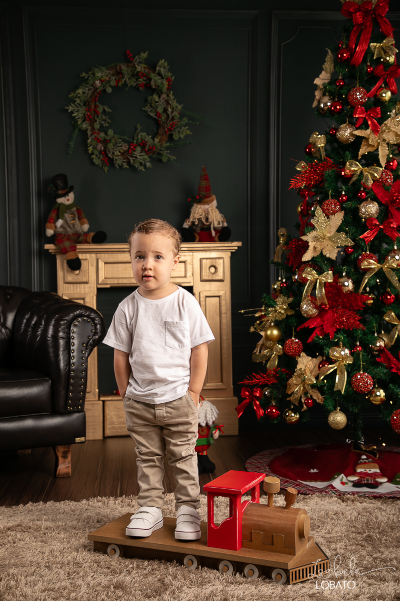 cenario-de-natal-fundo-fotografico-de-natal-retratos-de-natal-arvore-de-natal-tendencias-2023-brinquedos-de-natal-natal-em-familia-ideia-de-cenario-fotografico-de-natal-estudio-fotografico-em-barbacena-ensaio-de-natal-2023-isabela-lobato-fotografia