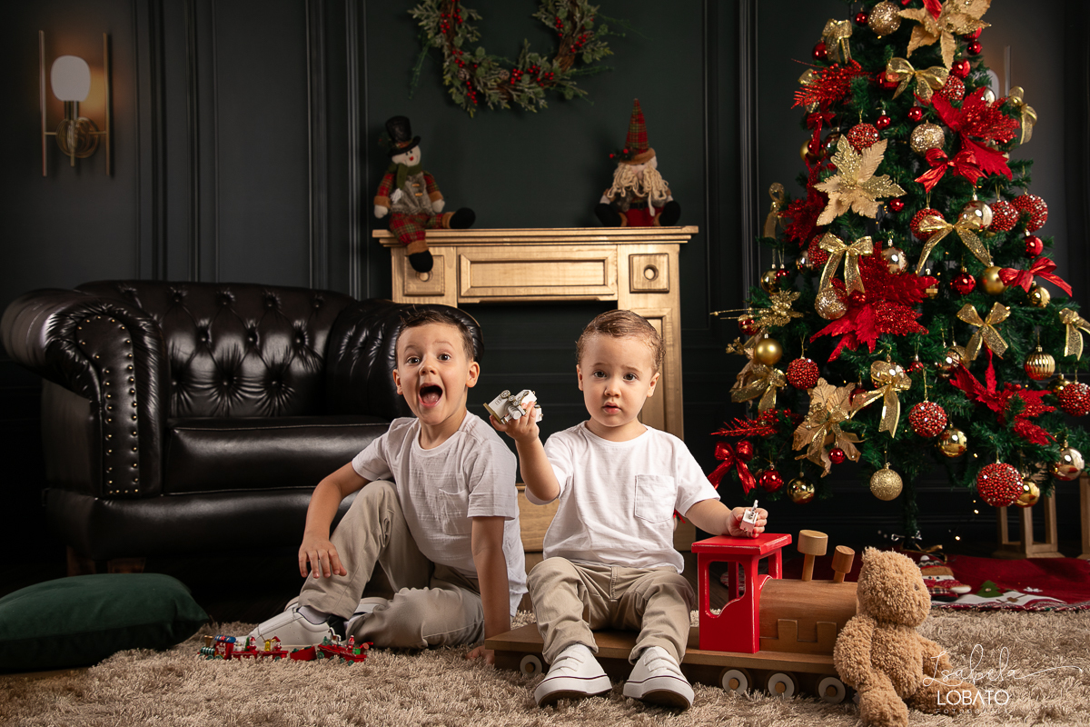 cenario-de-natal-fundo-fotografico-de-natal-retratos-de-natal-arvore-de-natal-tendencias-2023-brinquedos-de-natal-natal-em-familia-ideia-de-cenario-fotografico-de-natal-estudio-fotografico-em-barbacena-ensaio-de-natal-2023-isabela-lobato-fotografia