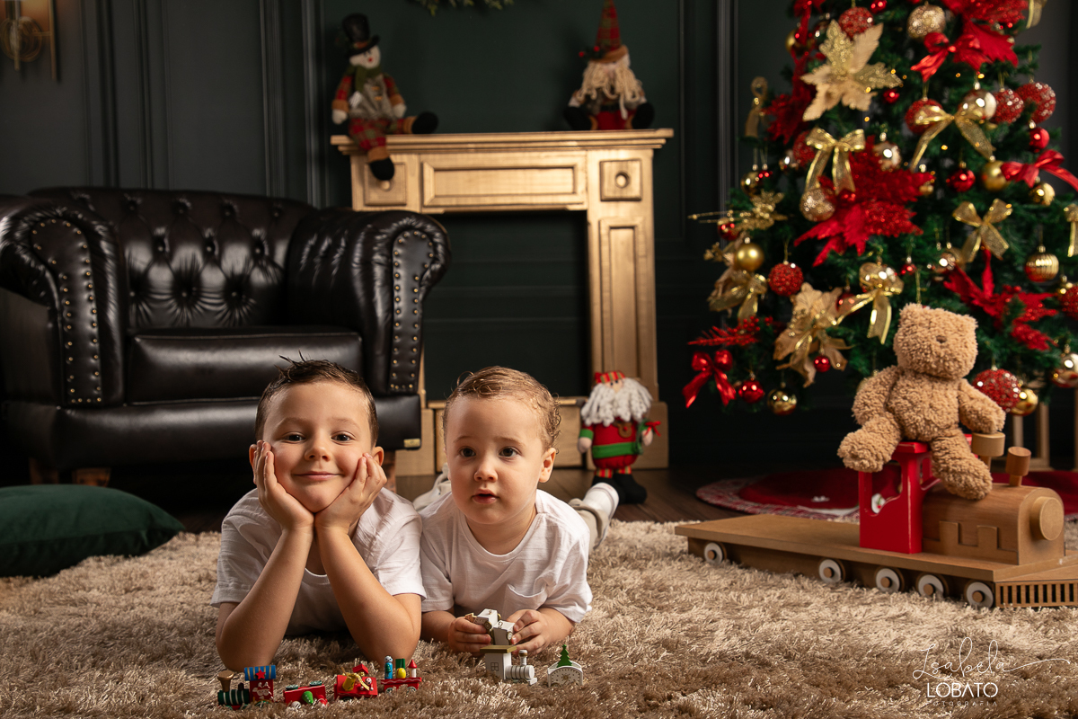 cenario-de-natal-fundo-fotografico-de-natal-retratos-de-natal-arvore-de-natal-tendencias-2023-brinquedos-de-natal-natal-em-familia-ideia-de-cenario-fotografico-de-natal-estudio-fotografico-em-barbacena-ensaio-de-natal-2023-isabela-lobato-fotografia