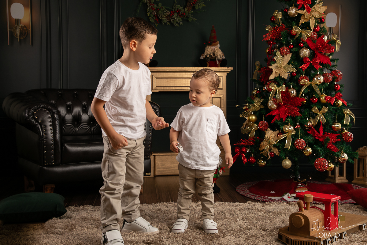 cenario-de-natal-fundo-fotografico-de-natal-retratos-de-natal-arvore-de-natal-tendencias-2023-brinquedos-de-natal-natal-em-familia-ideia-de-cenario-fotografico-de-natal-estudio-fotografico-em-barbacena-ensaio-de-natal-2023-isabela-lobato-fotografia