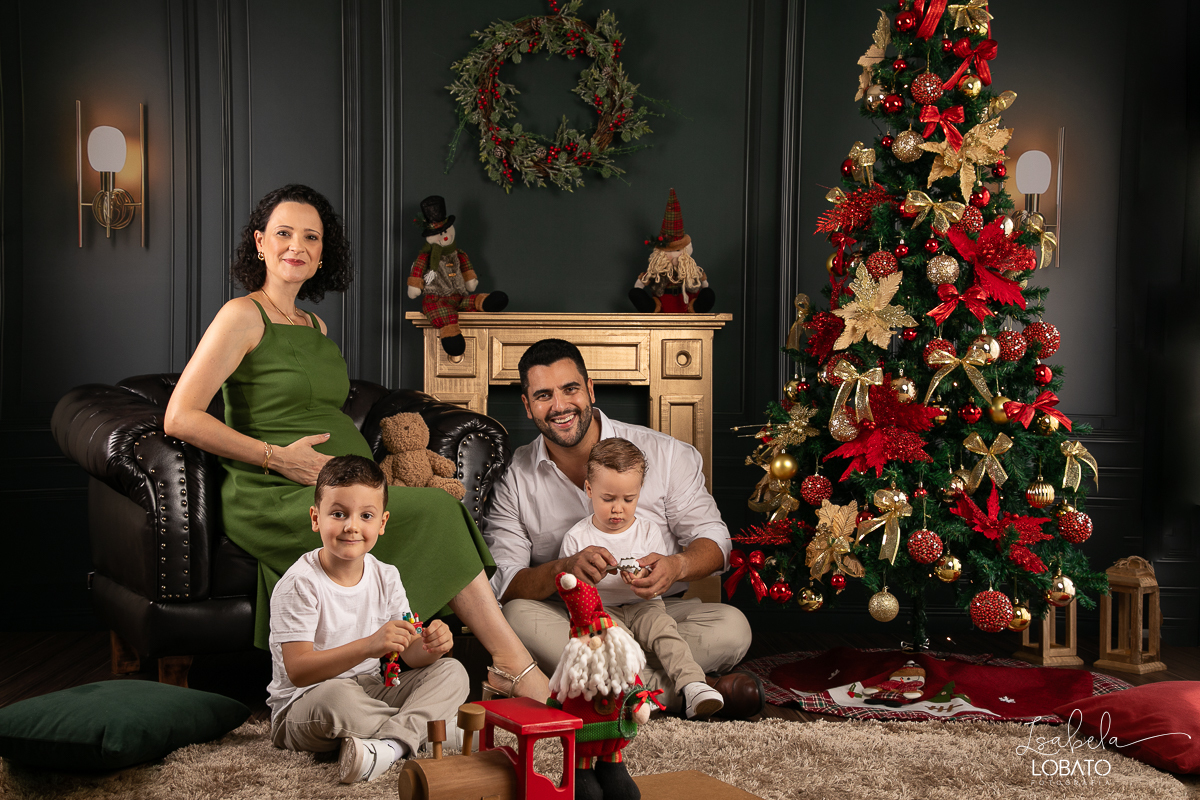 cenario-de-natal-fundo-fotografico-de-natal-retratos-de-natal-arvore-de-natal-tendencias-2023-brinquedos-de-natal-natal-em-familia-ideia-de-cenario-fotografico-de-natal-estudio-fotografico-em-barbacena-ensaio-de-natal-2023-isabela-lobato-fotografia