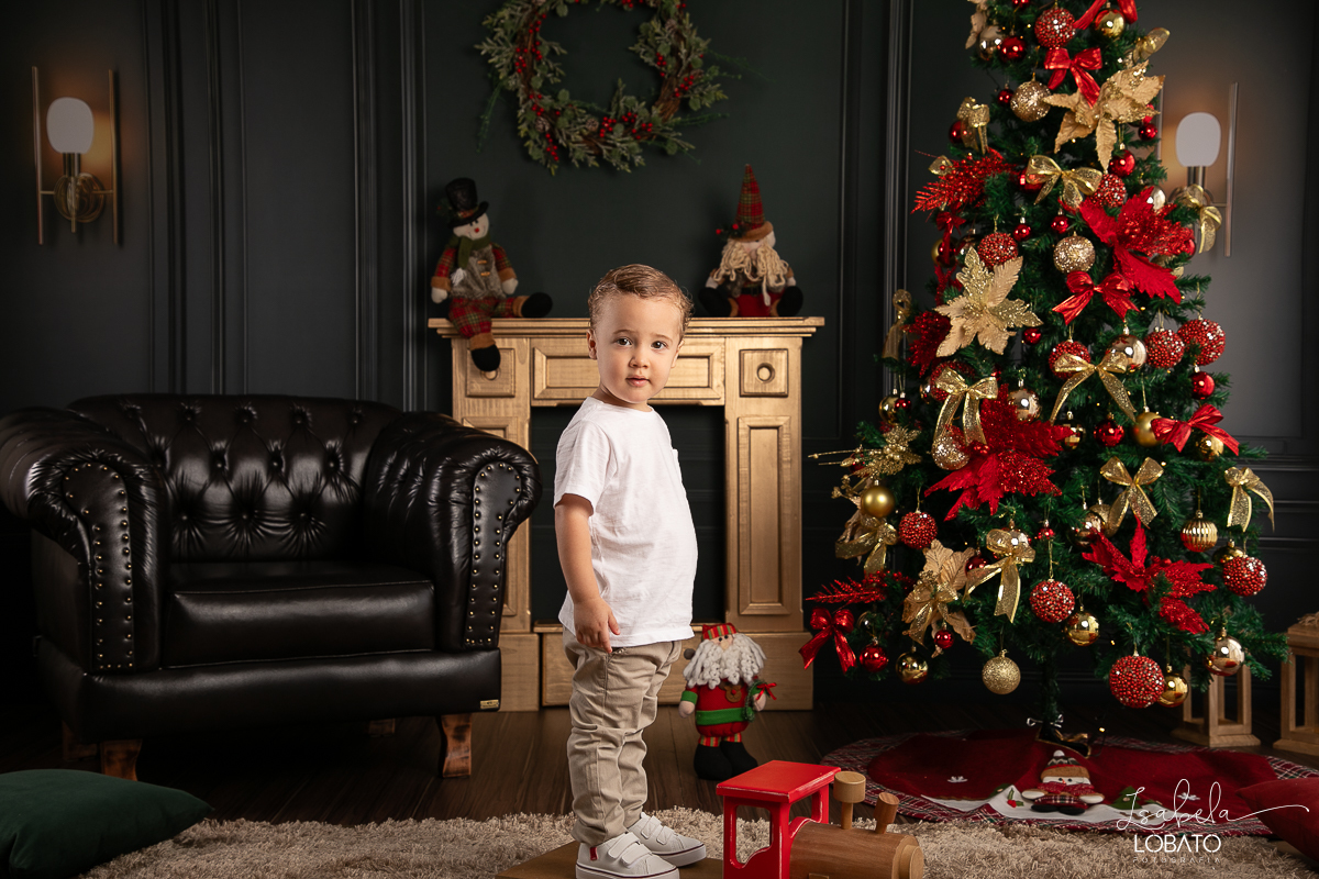 cenario-de-natal-fundo-fotografico-de-natal-retratos-de-natal-arvore-de-natal-tendencias-2023-brinquedos-de-natal-natal-em-familia-ideia-de-cenario-fotografico-de-natal-estudio-fotografico-em-barbacena-ensaio-de-natal-2023-isabela-lobato-fotografia