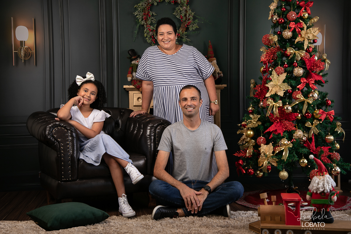 cenario-de-natal-fundo-fotografico-de-natal-retratos-de-natal-arvore-de-natal-tendencias-2023-brinquedos-de-natal-natal-em-familia-ideia-de-cenario-fotografico-de-natal-estudio-fotografico-em-barbacena-ensaio-de-natal-2023-isabela-lobato-fotografia
