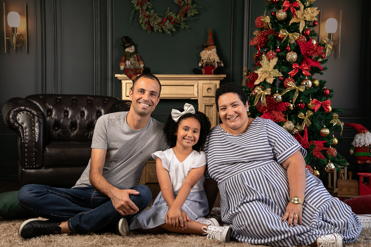 cenario-de-natal-fundo-fotografico-de-natal-retratos-de-natal-arvore-de-natal-tendencias-2023-brinquedos-de-natal-natal-em-familia-ideia-de-cenario-fotografico-de-natal-estudio-fotografico-em-barbacena-ensaio-de-natal-2023-isabela-lobato-fotografia