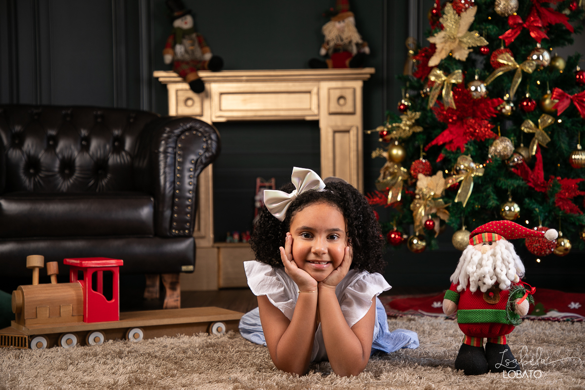 cenario-de-natal-fundo-fotografico-de-natal-retratos-de-natal-arvore-de-natal-tendencias-2023-brinquedos-de-natal-natal-em-familia-ideia-de-cenario-fotografico-de-natal-estudio-fotografico-em-barbacena-ensaio-de-natal-2023-isabela-lobato-fotografia