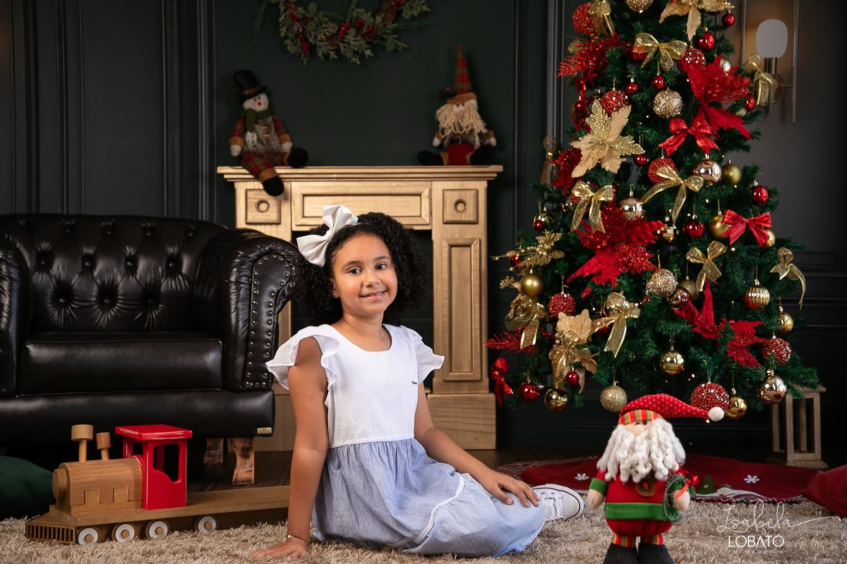 cenario-de-natal-fundo-fotografico-de-natal-retratos-de-natal-arvore-de-natal-tendencias-2023-brinquedos-de-natal-natal-em-familia-ideia-de-cenario-fotografico-de-natal-estudio-fotografico-em-barbacena-ensaio-de-natal-2023-isabela-lobato-fotografia