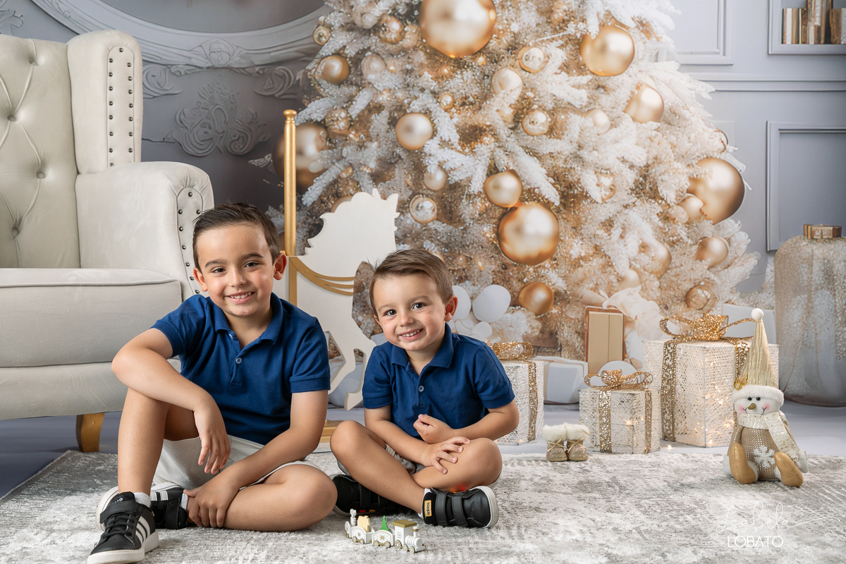 cenario-de-natal-fundo-fotografico-de-natal-retratos-de-natal-arvore-de-natal-tendencias-2023-brinquedos-de-natal-natal-em-familia-ideia-de-cenario-fotografico-de-natal-estudio-fotografico-em-barbacena-ensaio-de-natal-2023-isabela-lobato-fotografia