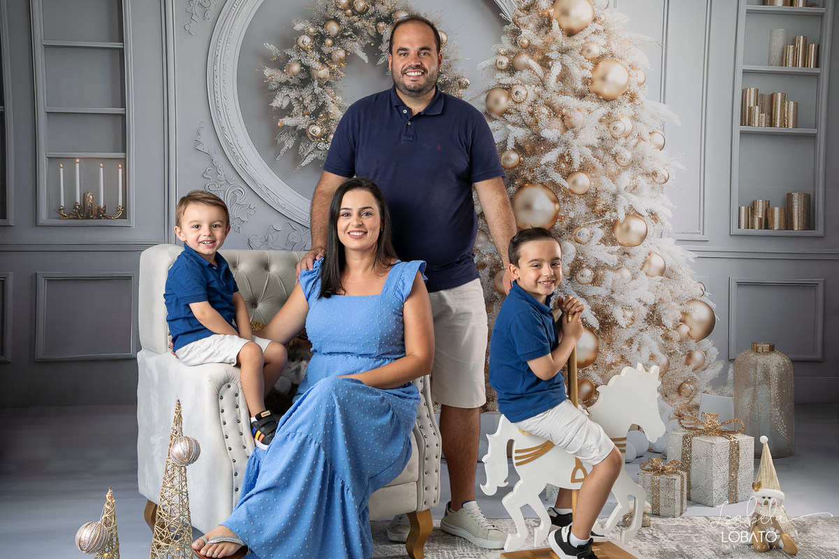 cenario-de-natal-fundo-fotografico-de-natal-retratos-de-natal-arvore-de-natal-tendencias-2023-brinquedos-de-natal-natal-em-familia-ideia-de-cenario-fotografico-de-natal-estudio-fotografico-em-barbacena-ensaio-de-natal-2023-isabela-lobato-fotografia