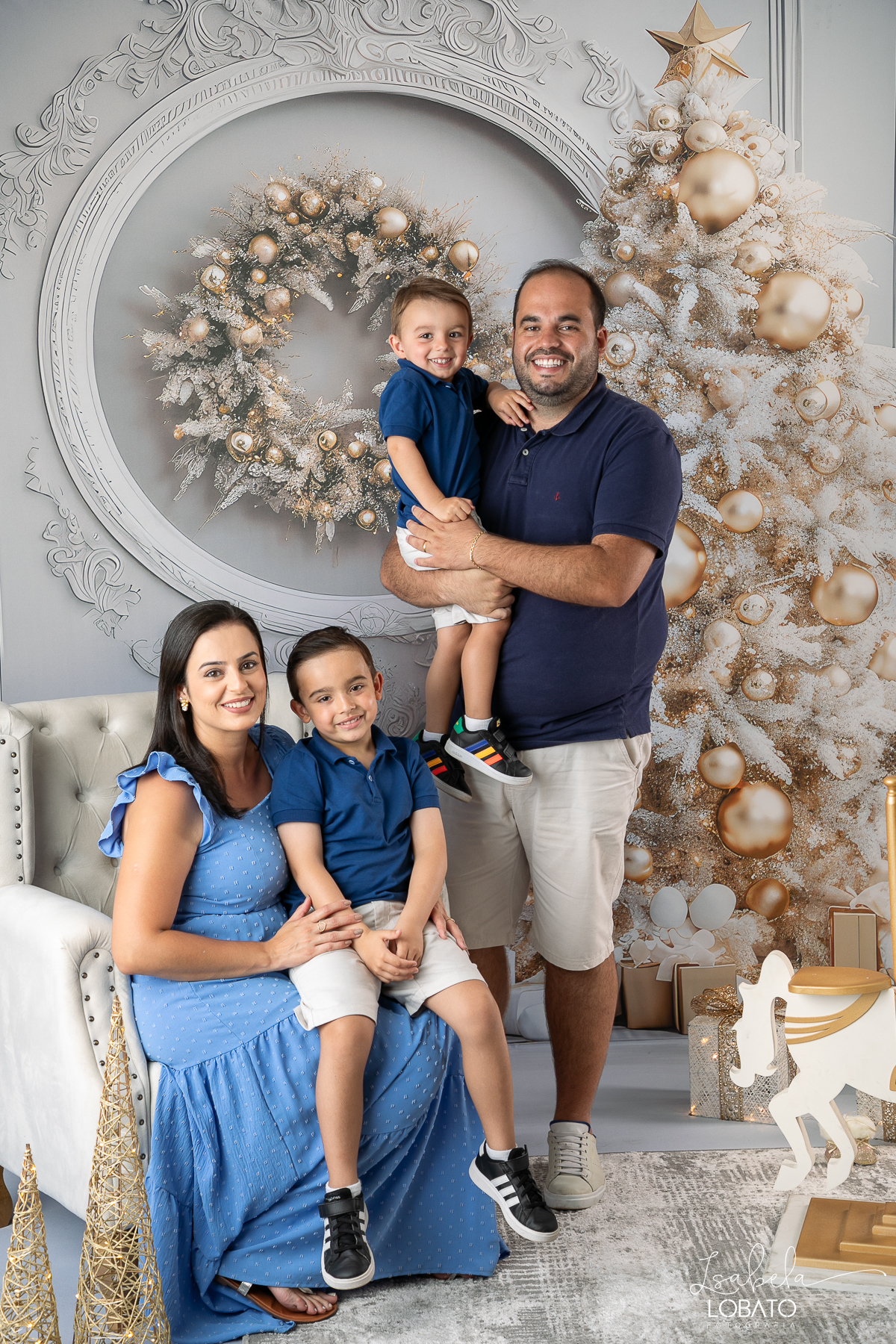 cenario-de-natal-fundo-fotografico-de-natal-retratos-de-natal-arvore-de-natal-tendencias-2023-brinquedos-de-natal-natal-em-familia-ideia-de-cenario-fotografico-de-natal-estudio-fotografico-em-barbacena-ensaio-de-natal-2023-isabela-lobato-fotografia